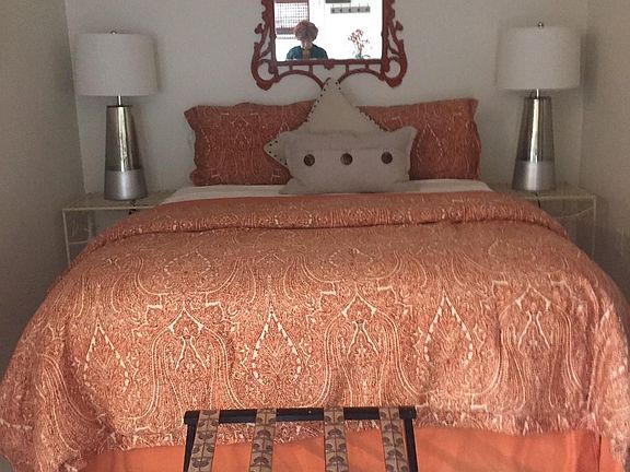 Cozy bedroom w22ith queen size bed. Sheets,towels,etc.furnished.