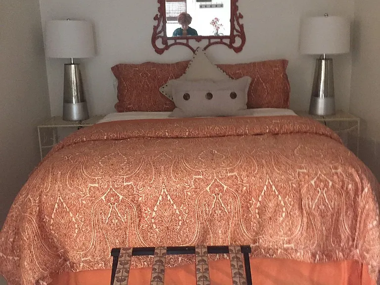 Cozy bedroom w22ith queen size bed. Sheets,towels,etc.furnished.