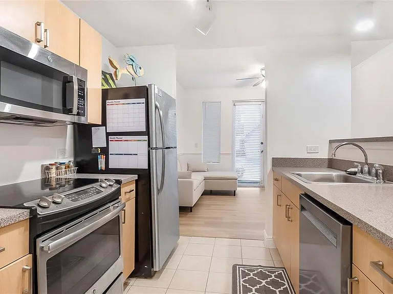 533 NE 3rd Ave — Photo 8