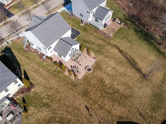 5th image of 103 Macintosh Ct