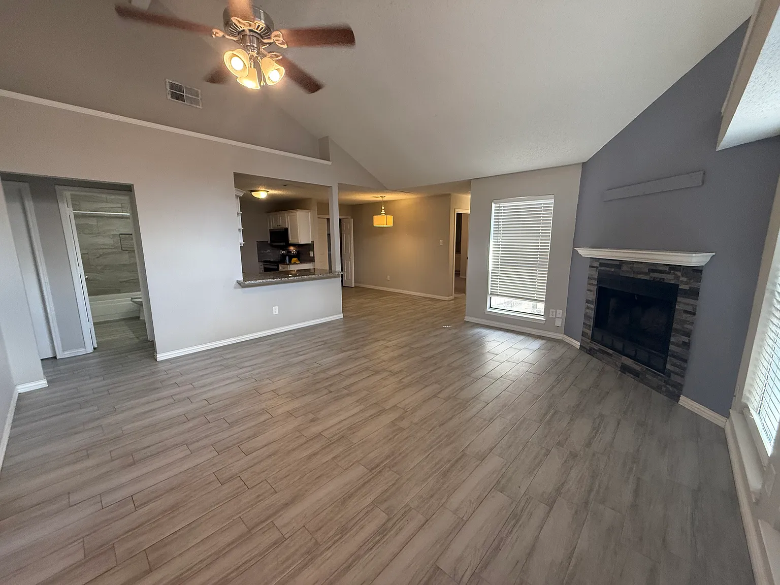 3 bed, 1142 sqft, $1,900 — Photo 2