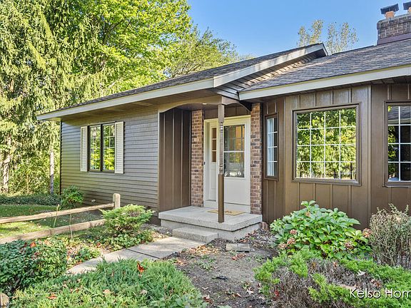 3rd image of 2728 Oldepointe Dr NE