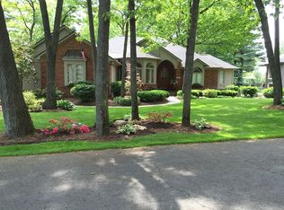 242 Kirksway Ln, Lake Orion, MI 48362