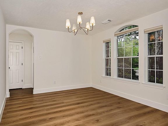 5th image of 122 S Abram Cir