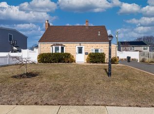 11 Peacock Ln, Levittown, NY 11756