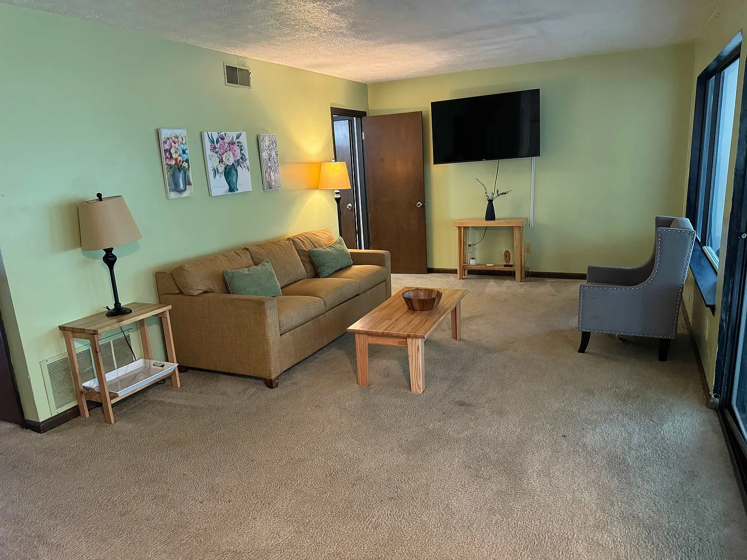 5 bed, 2.0 bath, 1496 sqft, $5,640 — Photo 3