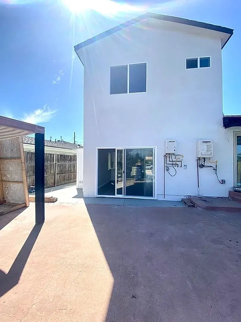 4 Bed 2 Bath House on Dorothy Way - Prime Location With POOL — Photo 2