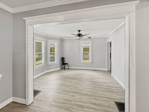 5th image of 939 S 4th St