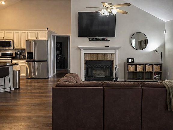 5th image of 122 Wesley Chapel Ln