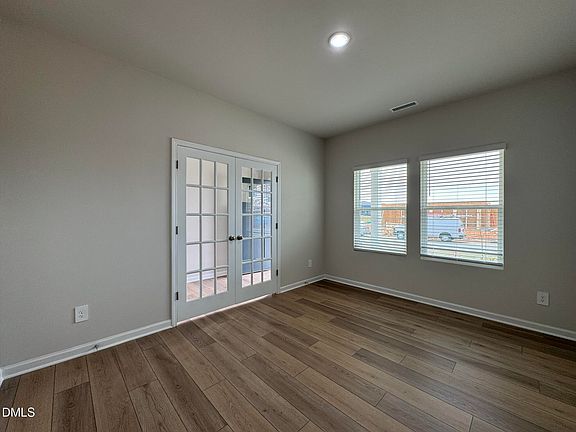 3rd image of 102 Klamath Dr