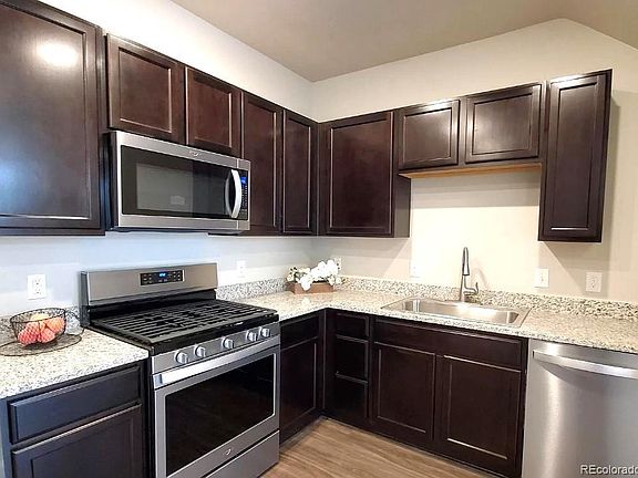 3rd image of 1070 Oak Cir