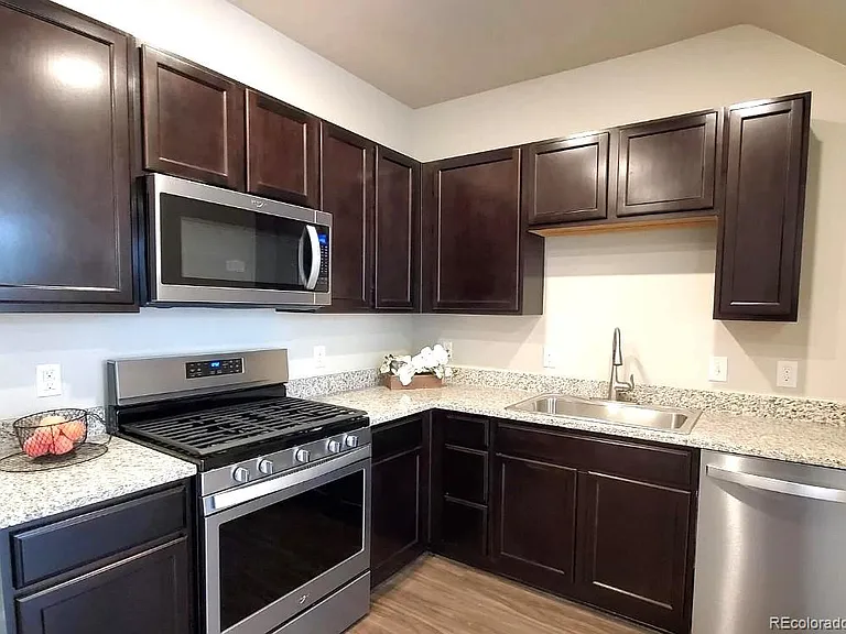 1070 Oak Cir — Photo 2