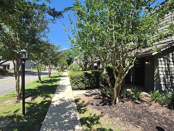 4th image of 389 Clubhouse Dr APT E1