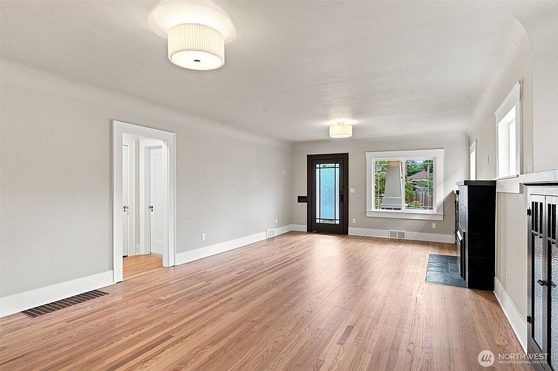 5th image of 616 N Steele Street