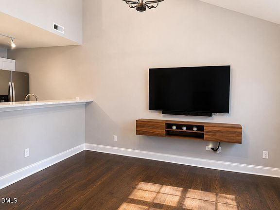 4th image of 10 Crystal Oaks Ct