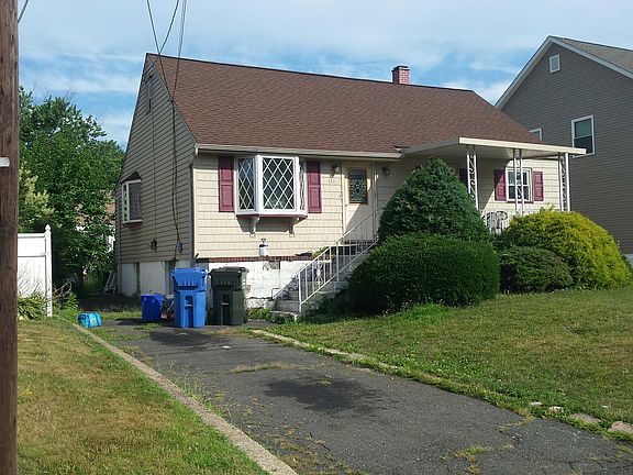 3rd image of 132 Bedford Ave