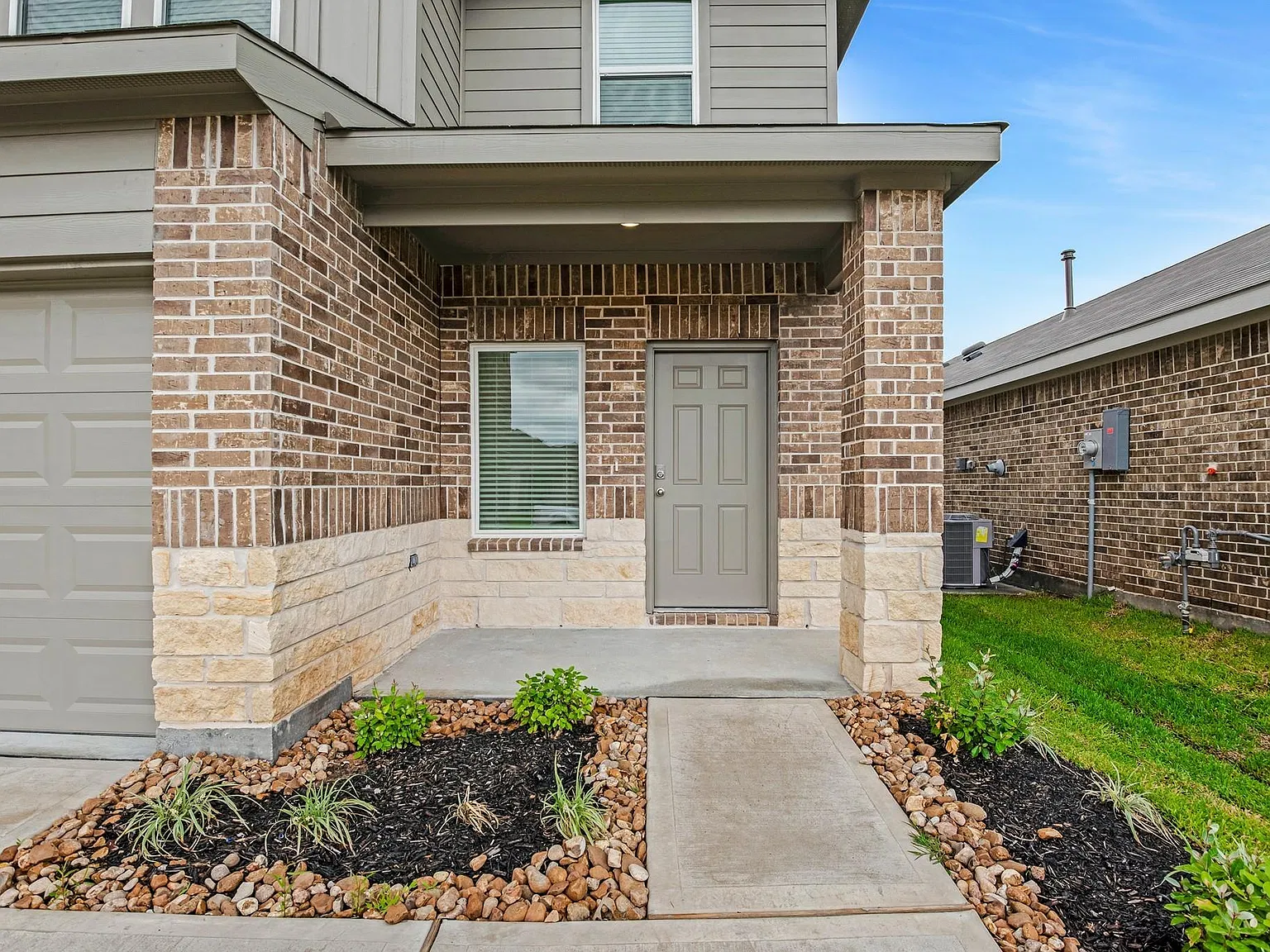 4 bed, 2.5 bath, 2042 sqft, $2,200 — Photo 3
