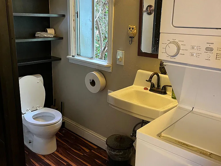 Bathroom w/shower