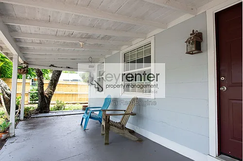 2421 1/2 Burlington Ave N Photo 1