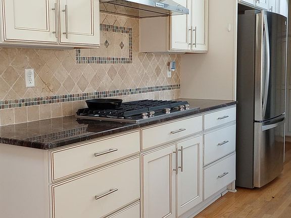 Modern well appointed Kitchen with gas cooktop.