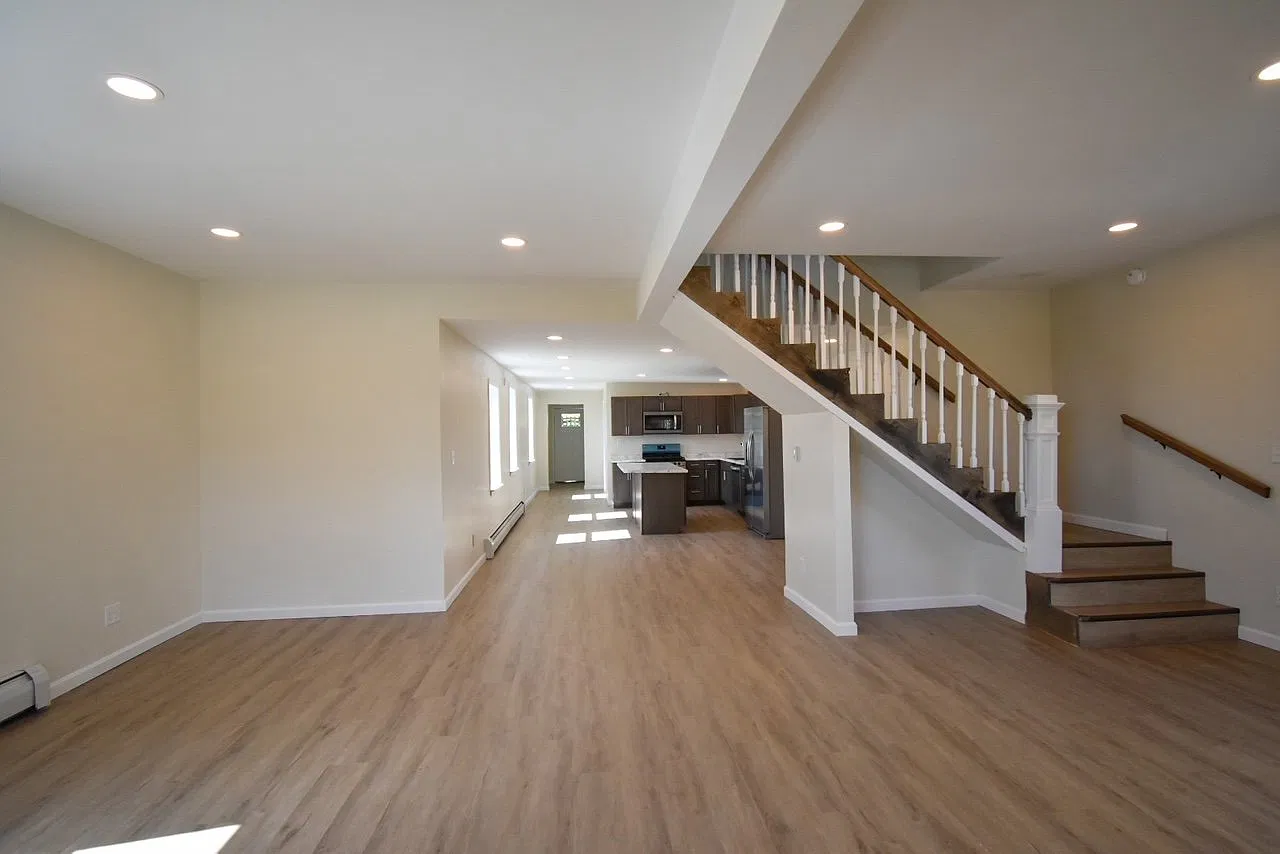 4 beds 2 full baths House for Rent — Photo 2