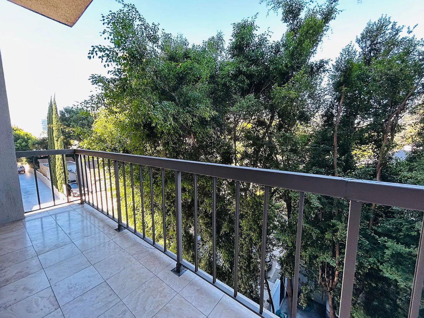 Now Leasing! Large Condo 1 Bedroom + Den+ 1.5 Ba Located In The Wilshire Corridor! — Photo 4