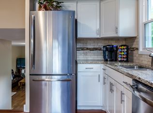 2311 E Michael Manor Ln, Arlington Heights, IL 60004