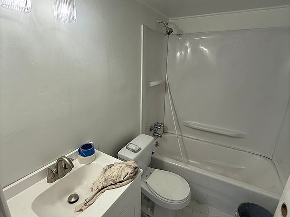 4th image of 2600 Vineyard St #B
