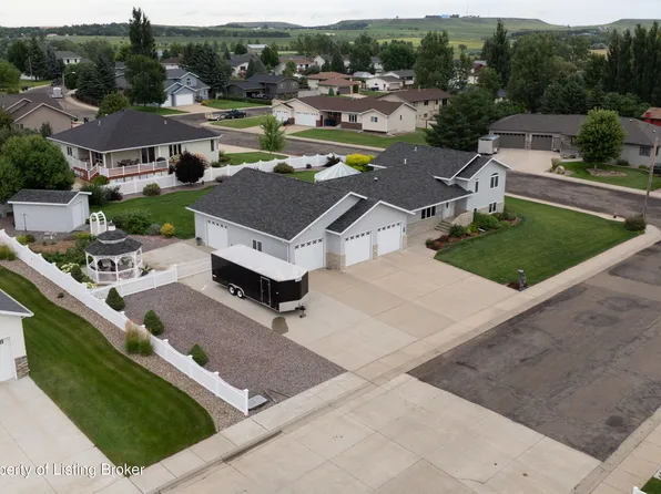 837 17th St E, Dickinson, ND 58601