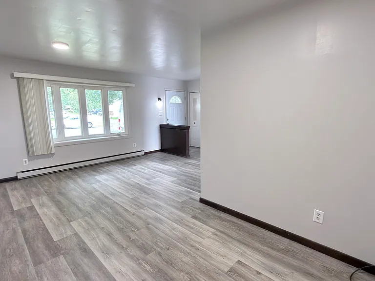 1015 E Hamilton St — Photo 9
