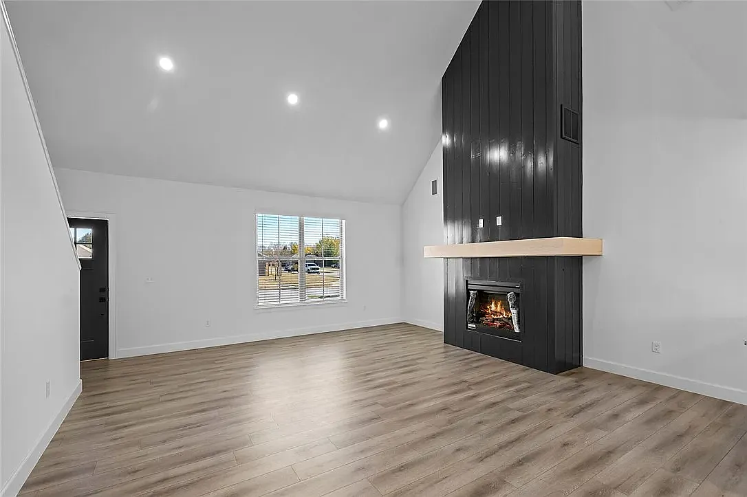 3 bed, 1957 sqft, $2,395 — Photo 3
