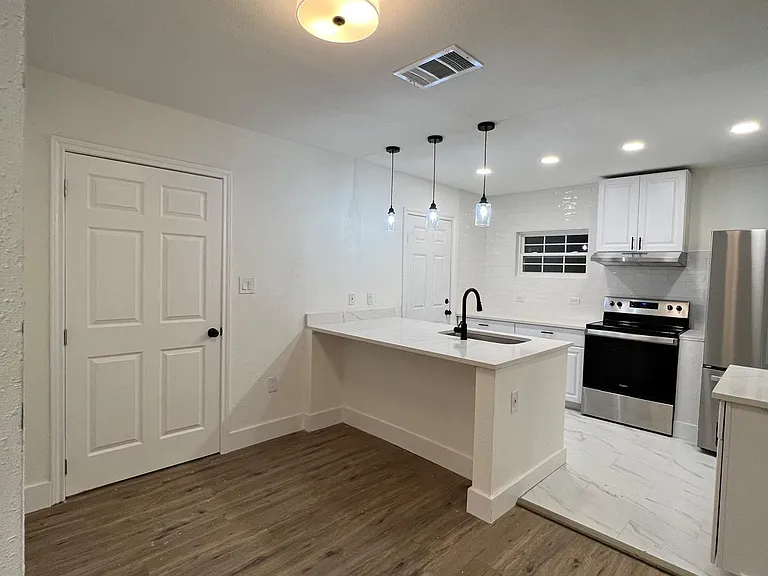 335 Avenue G — Photo 8