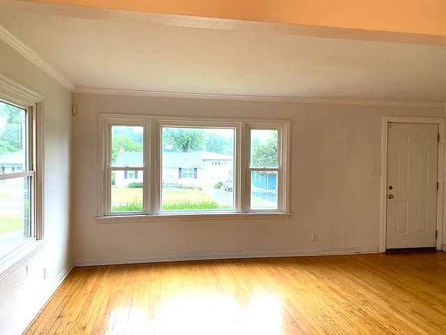 427 E Elliott Ave — Photo 3