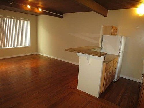4th image of 439 Stanford Ave
