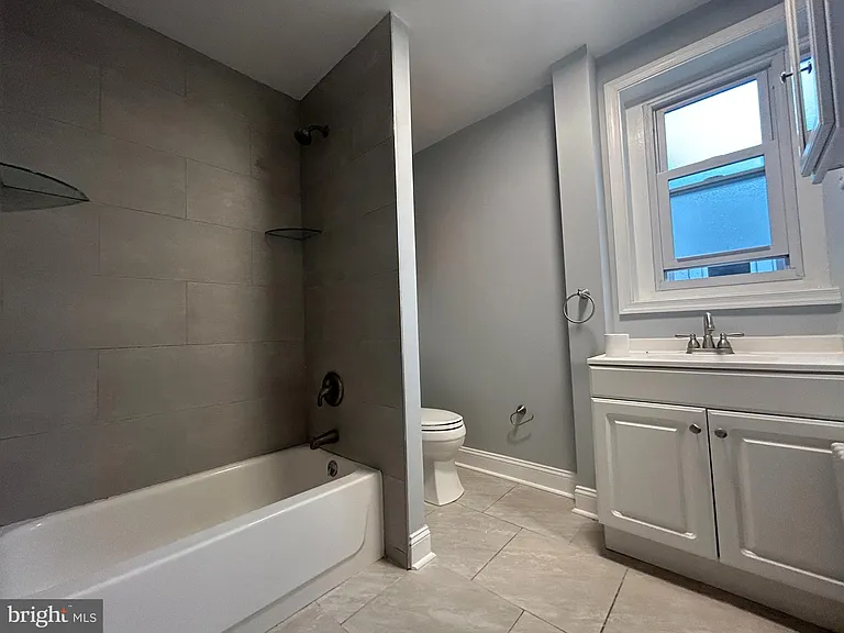 478 Martin St — Photo 17