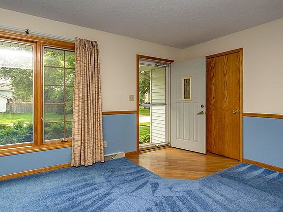 5th image of 706 NW Chapel Dr