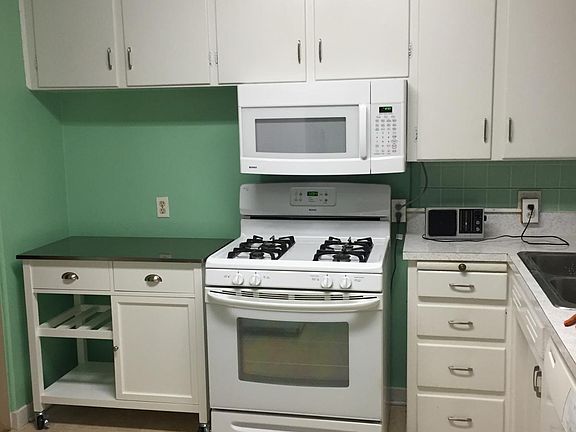 Cute Kitchen w Dishwasher