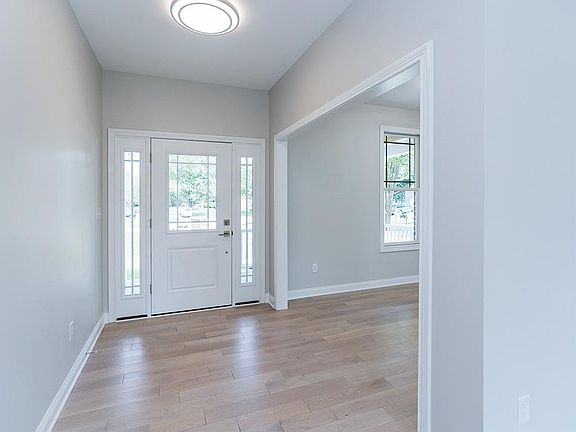 5th image of 490 Ashley Pl