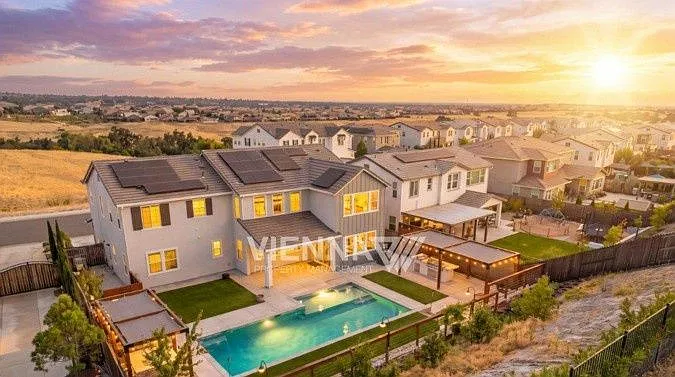 6 bed, 4.5 bath, 3655 sqft, $4,595 — Photo 2