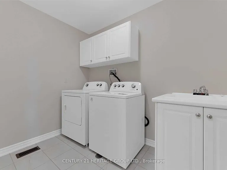 82 Ferragine Cres — Photo 25