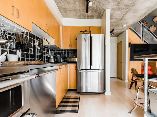 800 King St, West Toronto, IA M5V