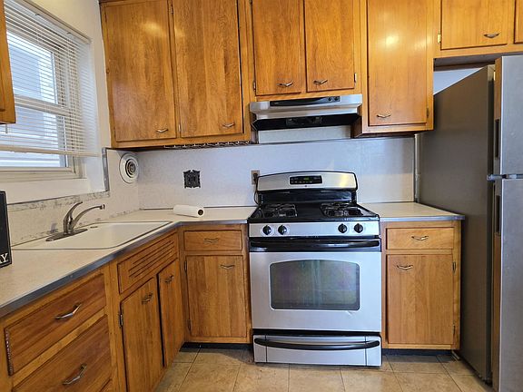 3rd image of 139 Poplar St Floor 2