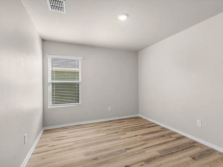 1412 Silver Oak Ln — Photo 7