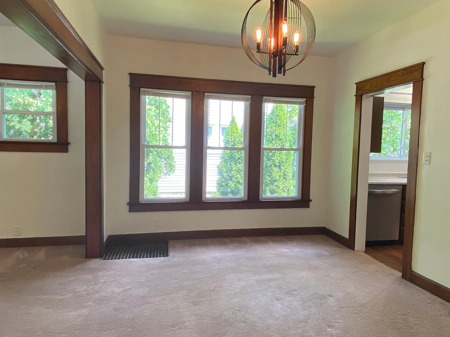 4 bed, 1316 sqft, $4,400 — Photo 4