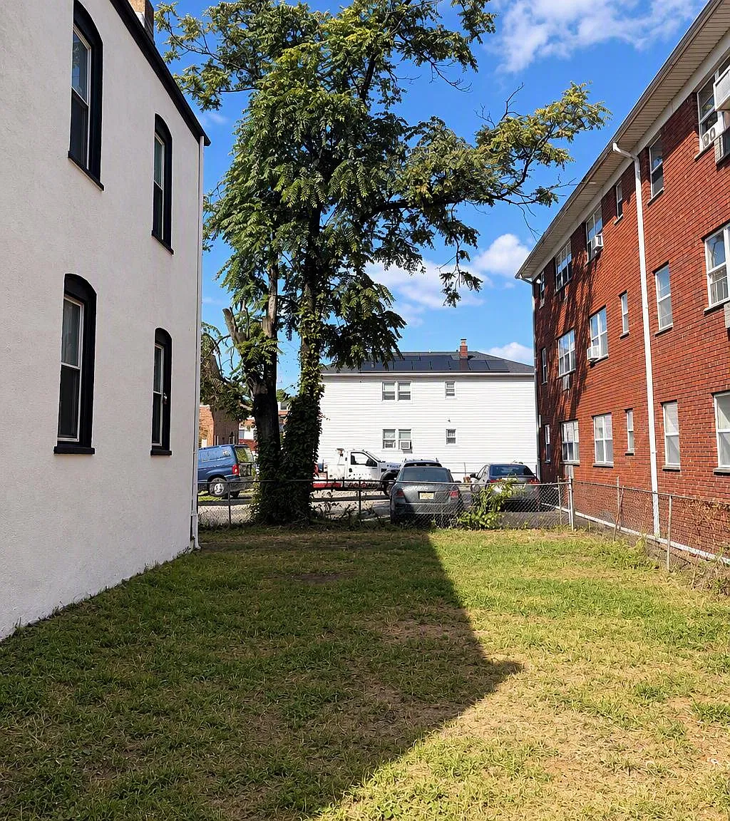 3 bed, $3,000 — Photo 2