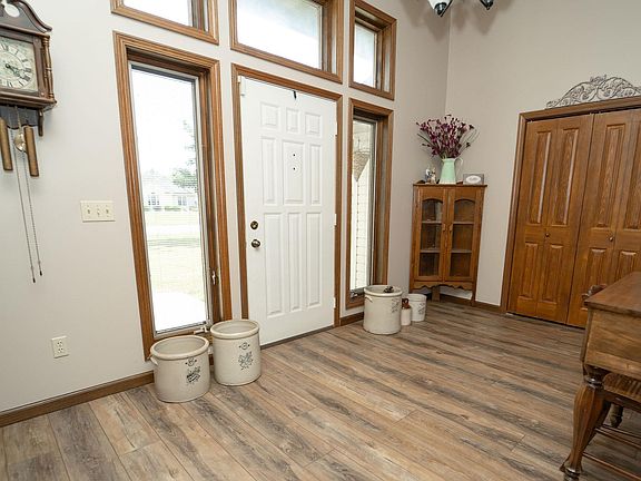 5th image of 406 Meadow Ln