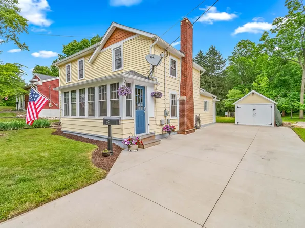 65 Salem St, Hillsdale, MI 49242