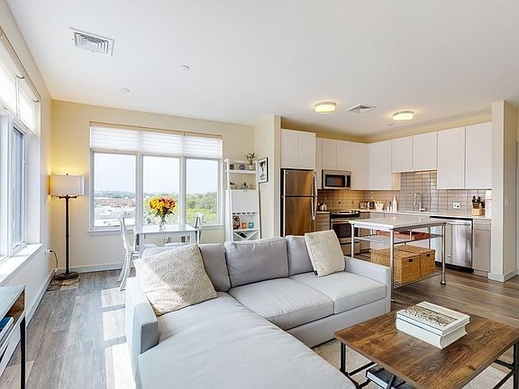 4th image of 180 Telford St #614