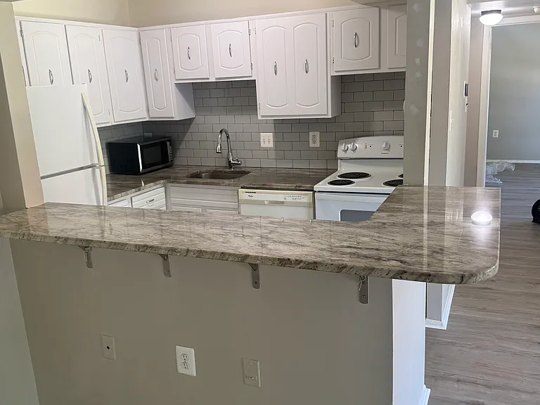 125 S Clubhouse Dr SW #7 — Photo 2