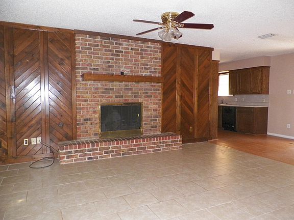 2nd image of 704 Sherwood Cir